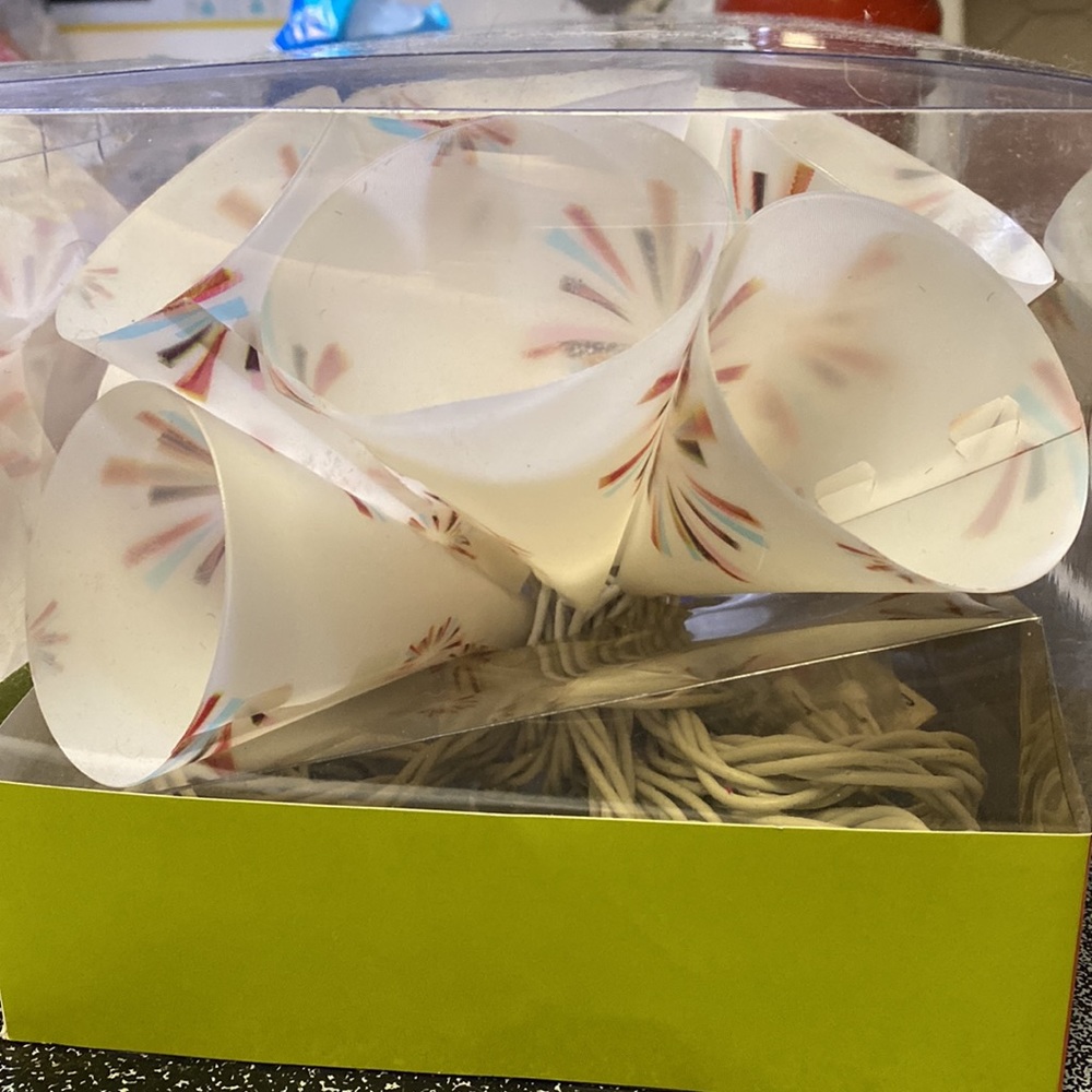 A set of 2 plastic cone string lights - Picture 2 of 8